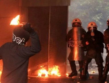 «Βοήθεια, μας καίνε!» φώναξε ο σκοπός στο Αστυνομικό Τμήμα Πάτρας - Κουκουλοφόροι έριξαν οκτώ εμπρηστικές βόμβες